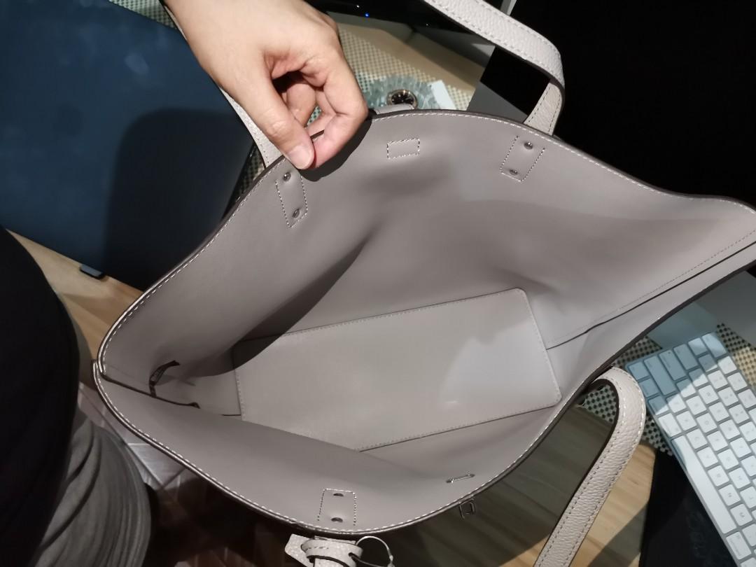MK Carry All Bag (Category: Luxury Bags & Wallets) located in Quezon City. Submitted by shimokitazawa (Listing ID 1052266521, Image 2). Description: Michael Kors Carry All Bag Brand New. Unused. 100% Authentic. Pebbled leather. Color: Stone (light grey) As is, where is. No paper bag, no dust bag..