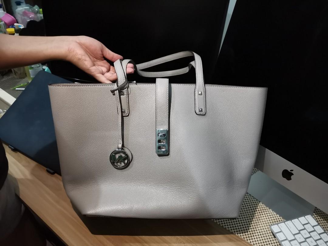 MK Carry All Bag (Category: Luxury Bags & Wallets) located in Quezon City. Submitted by shimokitazawa (Listing ID 1052266521, Image 1). Description: Michael Kors Carry All Bag Brand New. Unused. 100% Authentic. Pebbled leather. Color: Stone (light grey) As is, where is. No paper bag, no dust bag..
