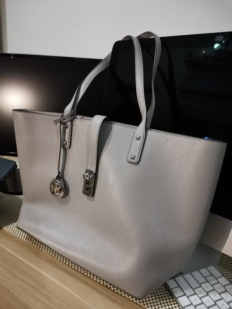 MK Carry All Bag (Category: Luxury Bags & Wallets) located in Quezon City. Submitted by shimokitazawa (Listing ID 1052266521, Image 3). Description: Michael Kors Carry All Bag Brand New. Unused. 100% Authentic. Pebbled leather. Color: Stone (light grey) As is, where is. No paper bag, no dust bag..