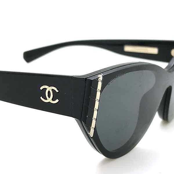 Optik Seis - Modern and elegant with Chanel 'Oval' sunglasses. This pair  will add a statement-making finish to any outfit. #chanel #optikseis Type:  CHANEL 5416A C534/3