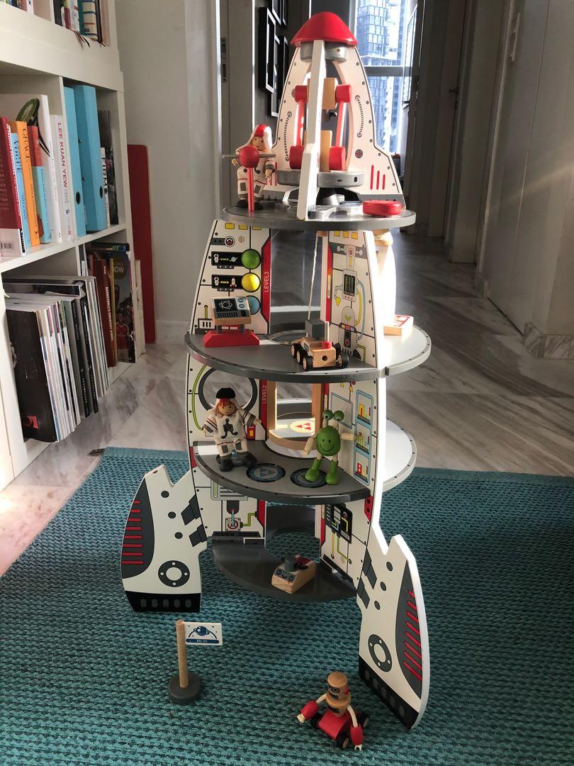 Le toy van rocket clearance