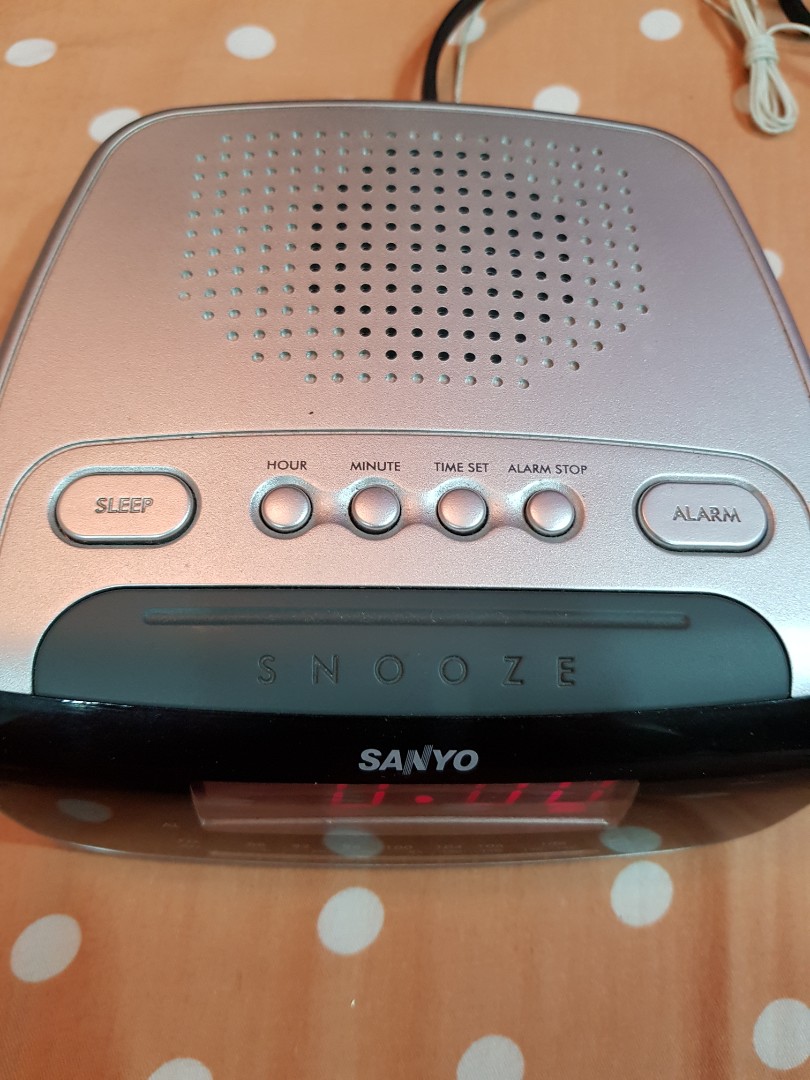 Sanyo AM FM Radio Alarm Clock, Furniture & Home Living, Home Decor