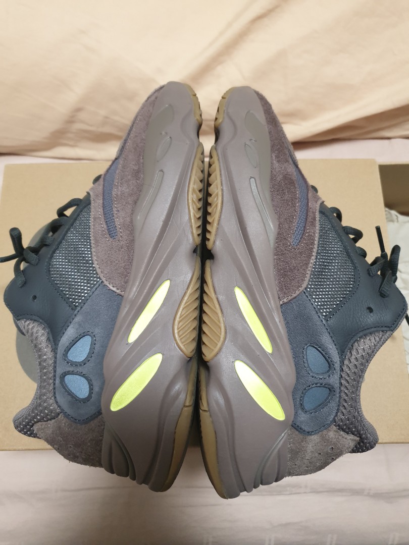yeezy 700 mauve quantity