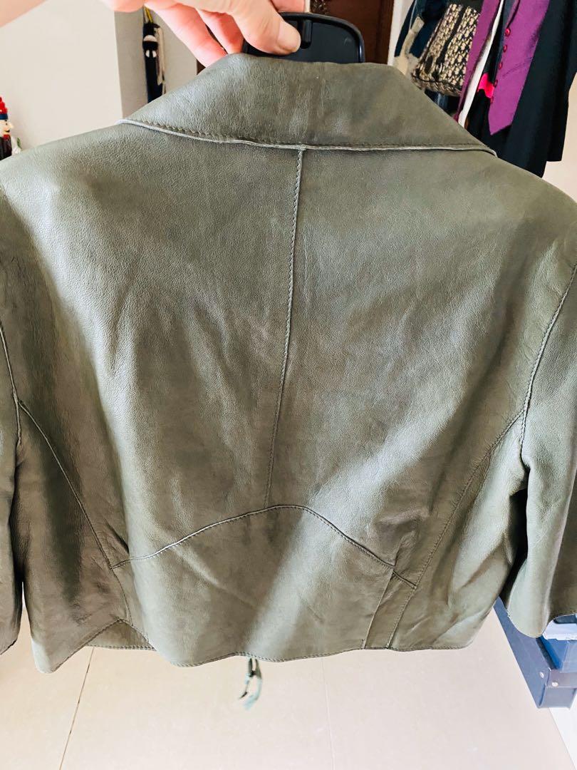 Leather Jacket （分類：外套及戶外衣服）位於 Hong Kong。 由 vapourtrail747 提交（商品編號 1046481164，圖片 3）。簡介： Buttery soft cropped real leather jacket in the very on trend olive khaki colour. Shoulder across is 40cm and length is about 47cm. Lost income and am needing to make money. The listed price is a total steal 🍷。