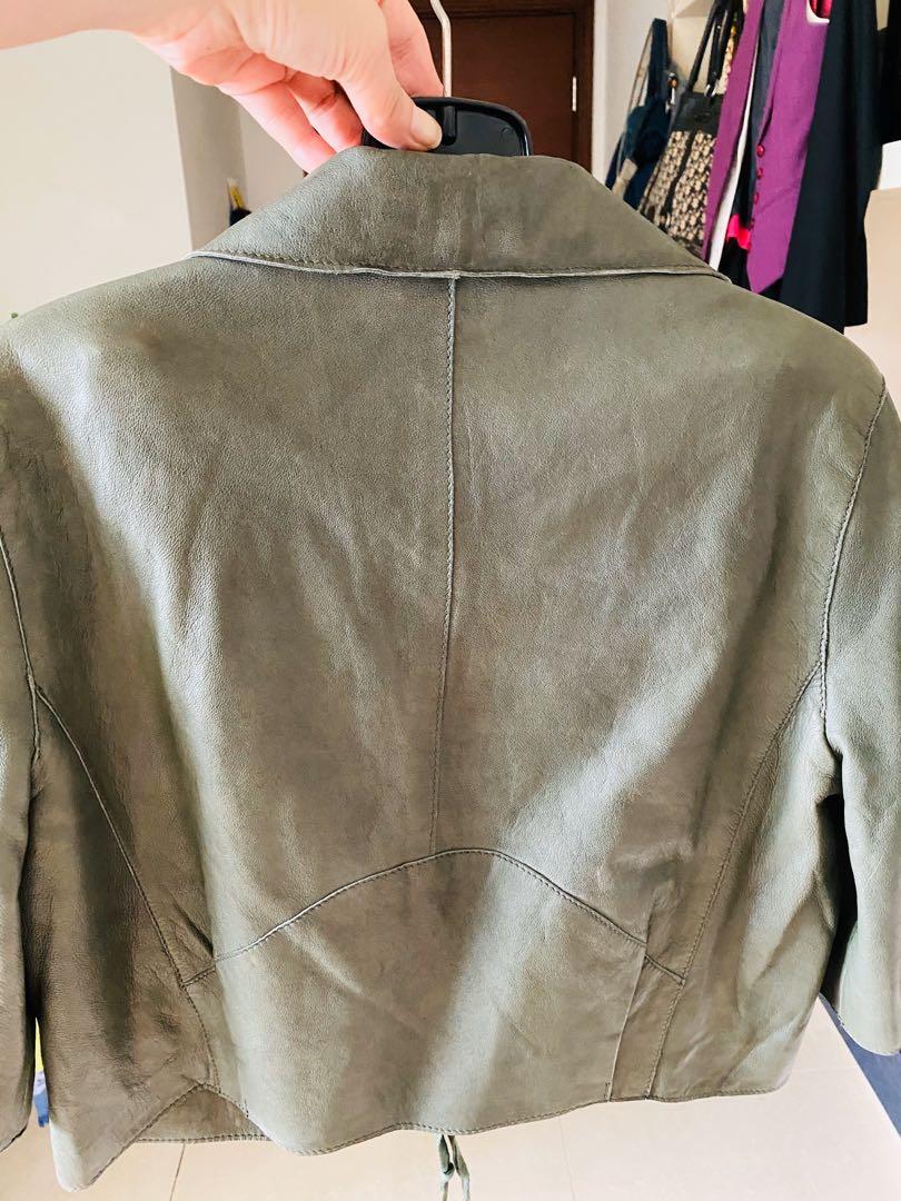 Leather Jacket （分類：外套及戶外衣服）位於 Hong Kong。 由 vapourtrail747 提交（商品編號 1046481164，圖片 4）。簡介： Buttery soft cropped real leather jacket in the very on trend olive khaki colour. Shoulder across is 40cm and length is about 47cm. Lost income and am needing to make money. The listed price is a total steal 🍷。