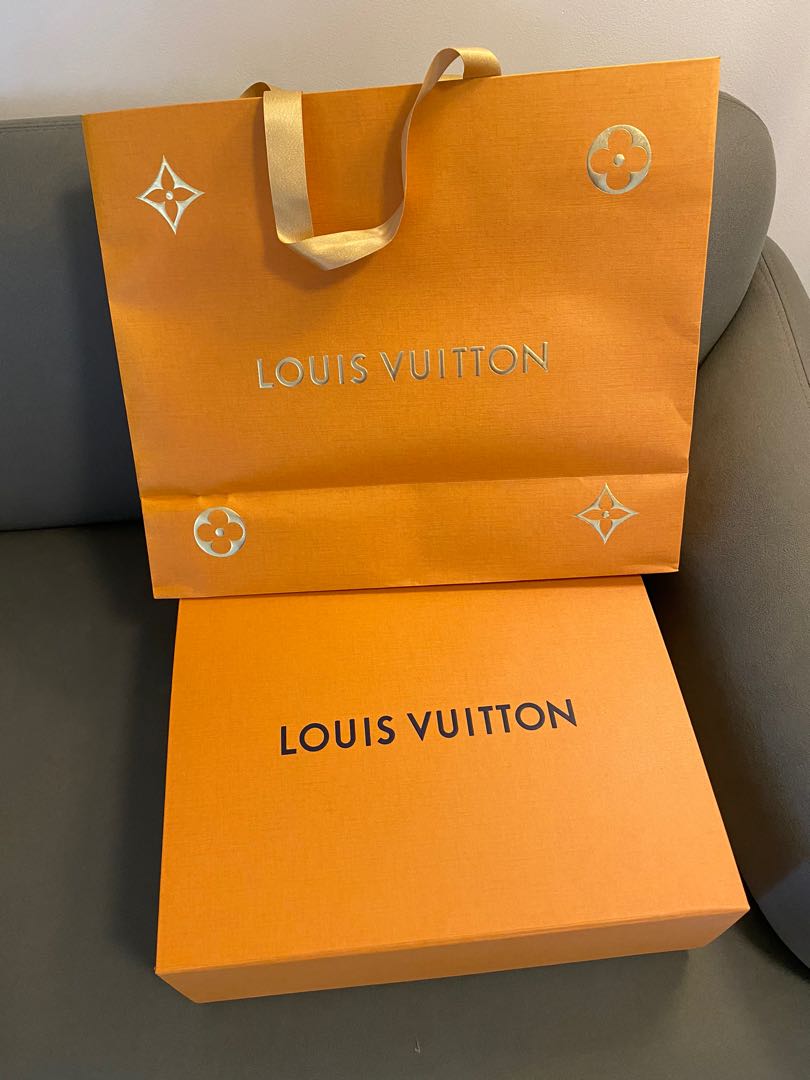 Louis Vuitton, Louis Vuitton paper bag & box. LV 2016, eva box