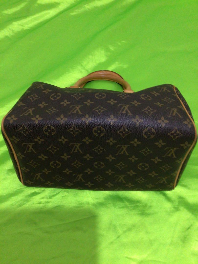LV SPEEDY 35 bag (Category: Luxury Bags & Wallets) located in Paranaque City. Submitted by lcristobal (Listing ID 1052688337, Image 3). Description: Preloved #inParanaque Coded No issue Except with LV zipper tarnished but not that visible as long the whole bag has no issue .