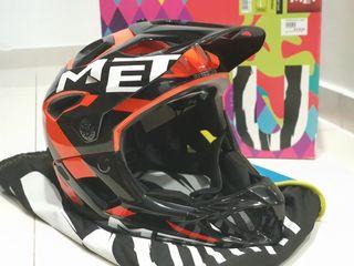 MET Y7 Parachute Black/Red Full Face Helmet