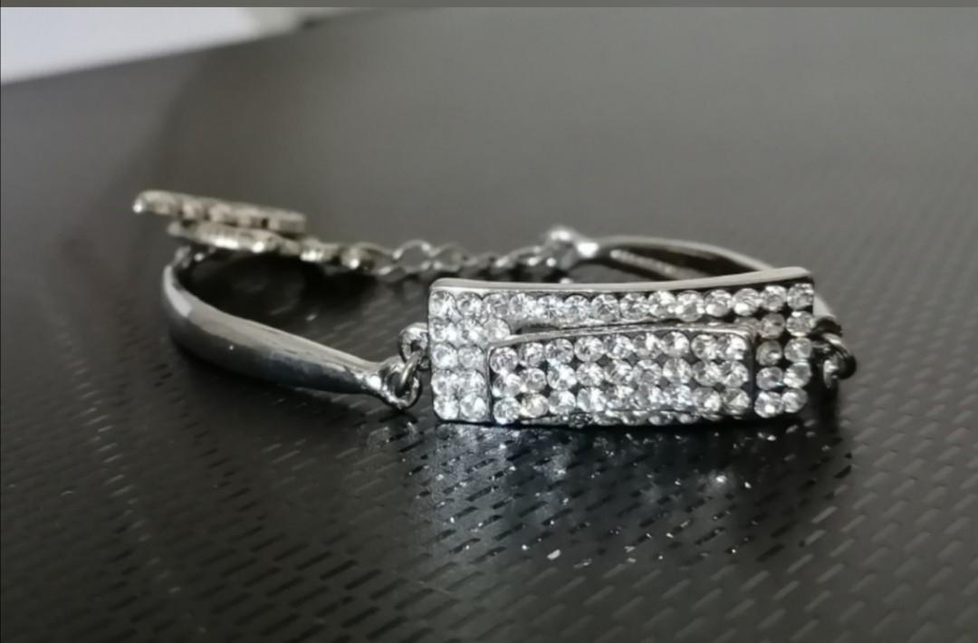 Necklaces (Category: Necklaces) located in Singapore. Submitted by geniebeads (Listing ID 1052607289, Image 6). Description: Different necklaces at different prices 🎶 1)K-wave silver Cuban n thin necklace w pearl, striking contrast beauty @$15 📢2) crystal bracelet @$8😘 beautiful n affordable, wrist up to 15cm Bracelet showcase a 2 layered crystal embedded centrepiece w snake clasp 🎶 3)Lovely cube pendant on fine silver box chain @$11, cube pe