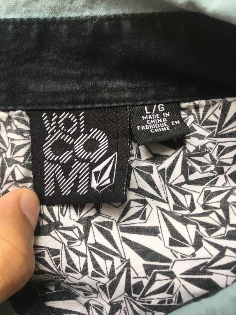 Volcom (Category: Tshirts & Polo Shirts) located in Shah Alam. Submitted by sallycinnamon85 (Listing ID 1046707709, Image 3). Description: Pit :: 24 Labuh :: 28 Condition 9/10.