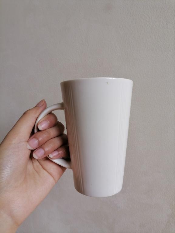 White Lined Tall Mug (Category: Other Kitchenware & Tableware) located in San Mateo. Submitted by Babyfume (Listing ID 1046737991, Image 3). Description: great quality BOUGHT IN THE US thick and semi thermal mug (help keep your coffee or iced drinks in their temperature) has some weight to it, not cheap feeling no damage, stains or scratches suitable for ages 7 and above message for more details and pictures .