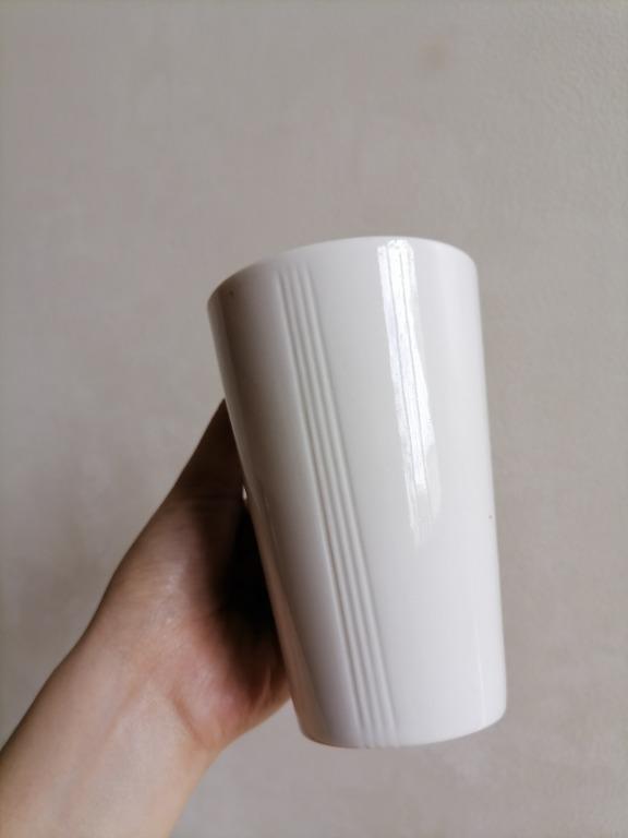 White Lined Tall Mug (Category: Other Kitchenware & Tableware) located in San Mateo. Submitted by Babyfume (Listing ID 1046737991, Image 2). Description: great quality BOUGHT IN THE US thick and semi thermal mug (help keep your coffee or iced drinks in their temperature) has some weight to it, not cheap feeling no damage, stains or scratches suitable for ages 7 and above message for more details and pictures .