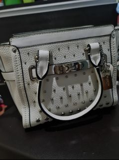 (Category: ) located in . Submitted by wardrobesaly (Listing ID 1047324719, Image 1). Description: .