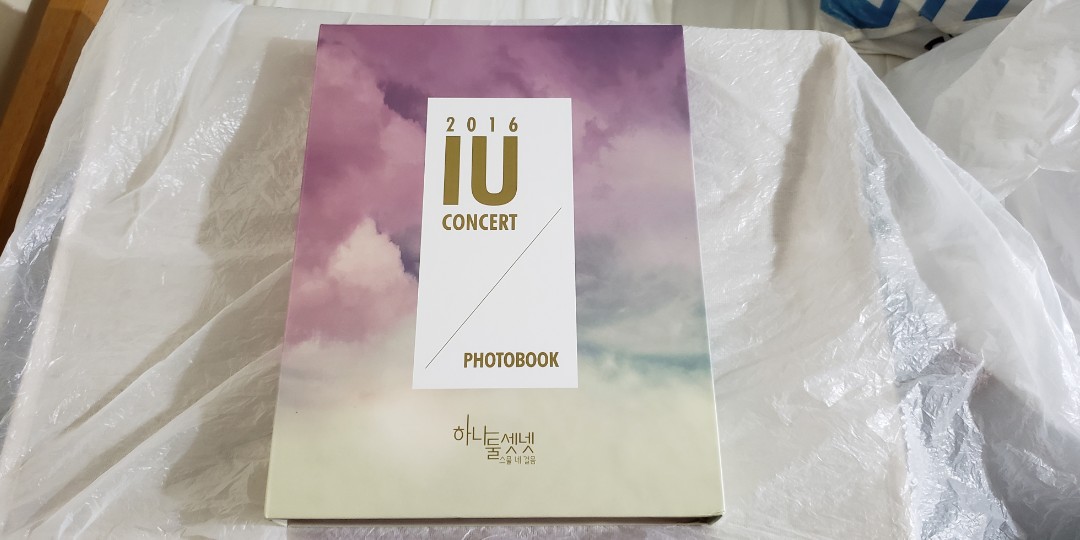IU 2016 CONCERT PHOTOBOOK+DVD, 興趣及遊戲, 收藏品及紀念品, 韓流 ...