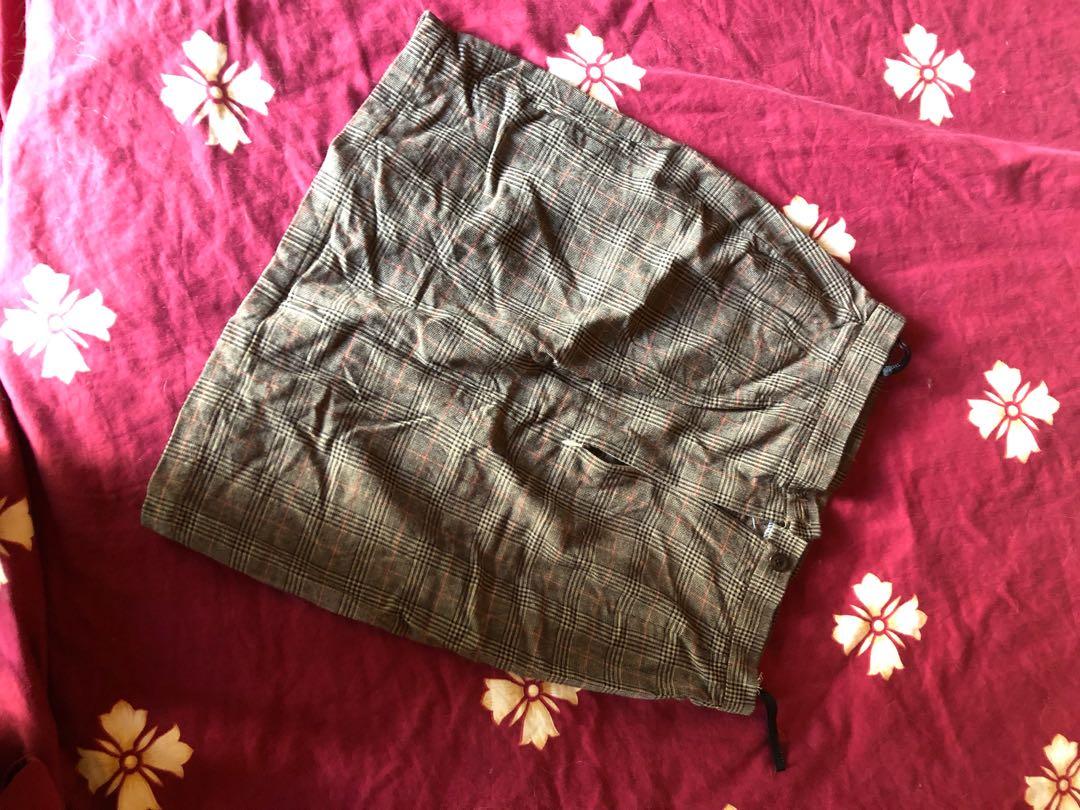 Plaid Skirt Trendy Brown Beige (Category: Skirts) located in Manila. Submitted by danikasrack (Listing ID 1047201364, Image 2). Description: FREE SHIPPING (as long as your order is minimum of 100).