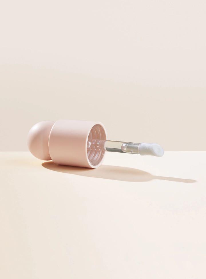 Rare Beauty Positive Light Liquid Luminizer Mesmerize (Category: Face Care) located in Manila. Submitted by dayuhan (Listing ID 1047181118, Image 2). Description: A silky, second-skin liquid highlighter that creates an instantly dewy, buildable glow while also nourishing skin so it looks on the bright side all day..