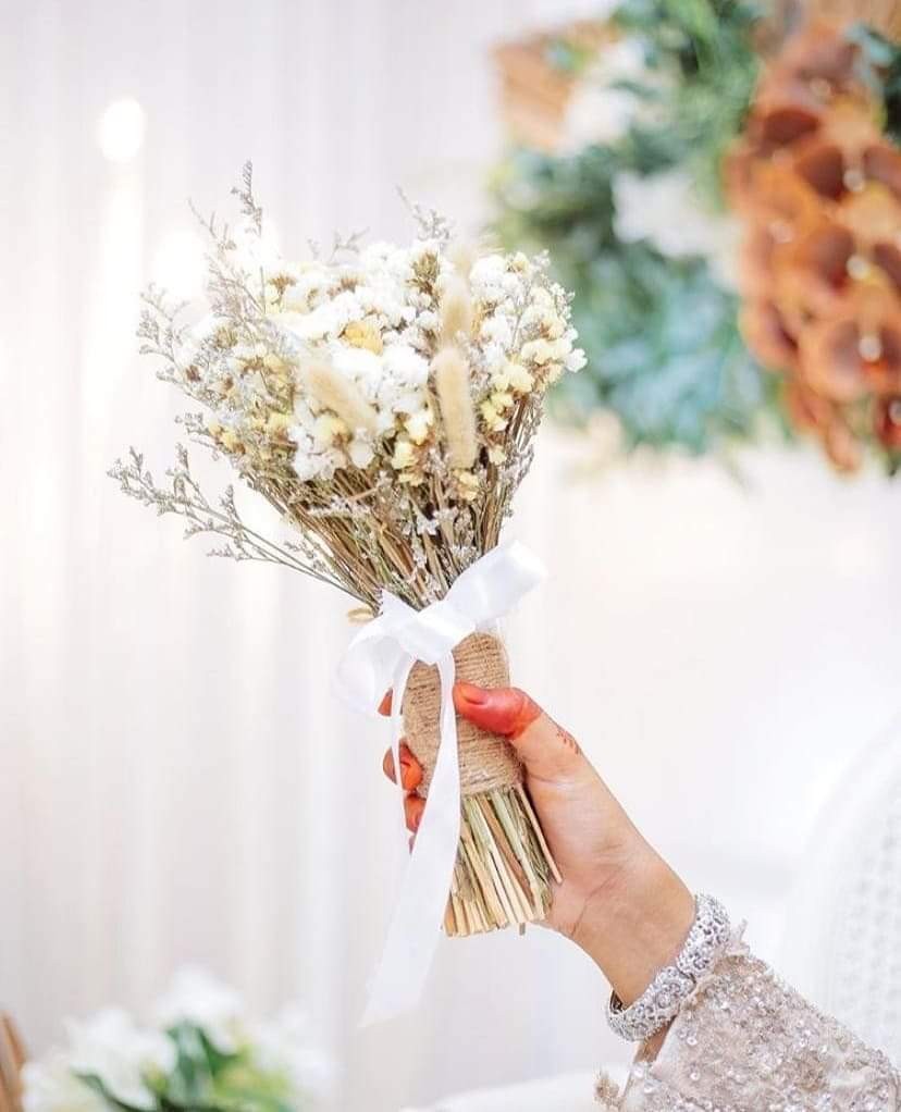 Bunga Tangan Pengantin Women S Fashion Bridal Wear On Carousell