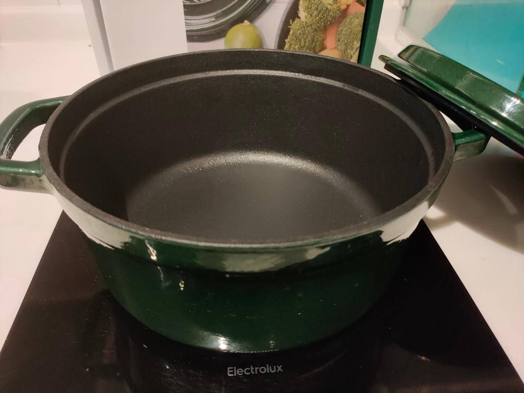 https://media.karousell.com/media/photos/products/2020/11/7/carote_cast_iron_dutch_oven_1604755055_9fed5a18_progressive.jpg