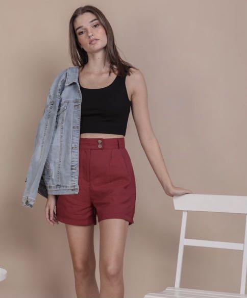 Dan basic top black M (Category: Sleeveless) located in Singapore. Submitted by jamandjelly (Listing ID 1047396504, Image 1). Description: BNWOT Free mailing for fast deals :) .