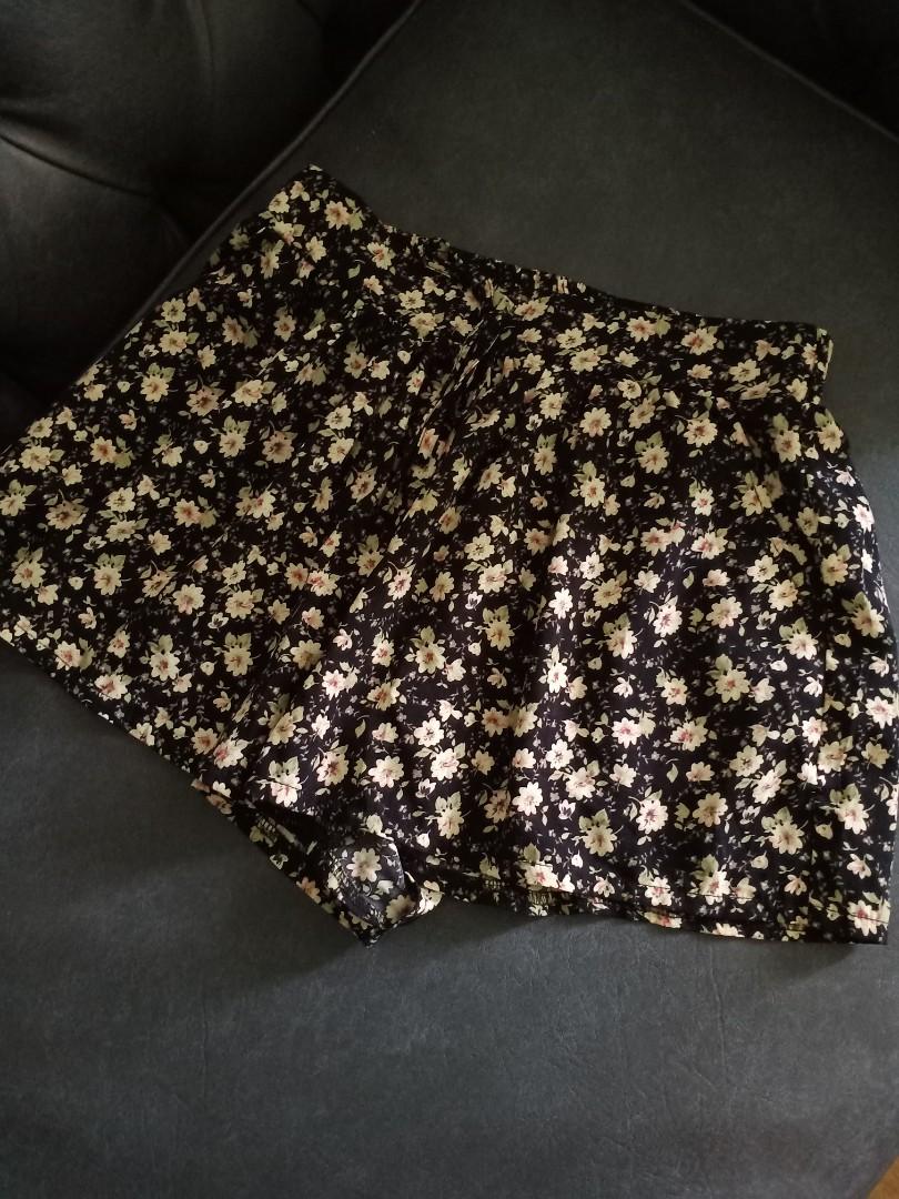 floral high waist shorts (Category: Shorts) located in Makati City. Submitted by dreamchaser2020 (Listing ID 1047467414, Image 2). Description: .