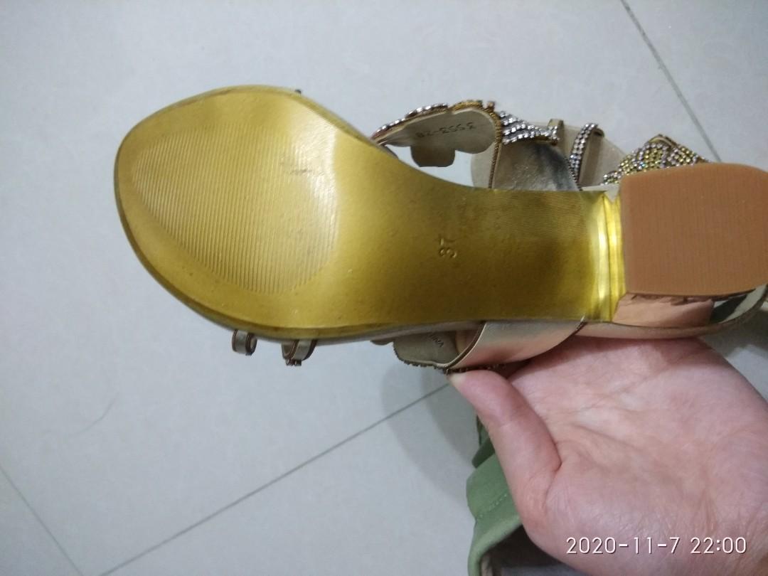 Heels （分類：高跟鞋）位於 Hong Kong。 由 hoooman 提交（商品編號 1047519821，圖片 3）。簡介： never used bought in Indonesia。