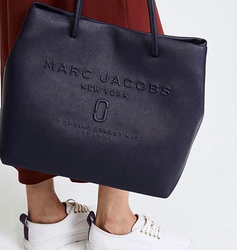 Marc Jacobs LOGO SHOPPER EAST-WEST TOTE BAG, 名牌, 手袋及銀包- Carousell