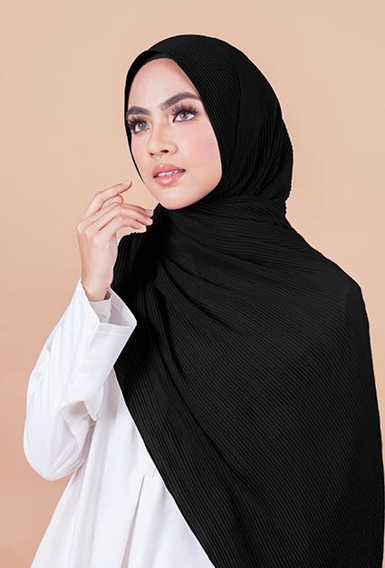 Pleated shawl in black Women s Fashion Muslimah Fashion Hijabs