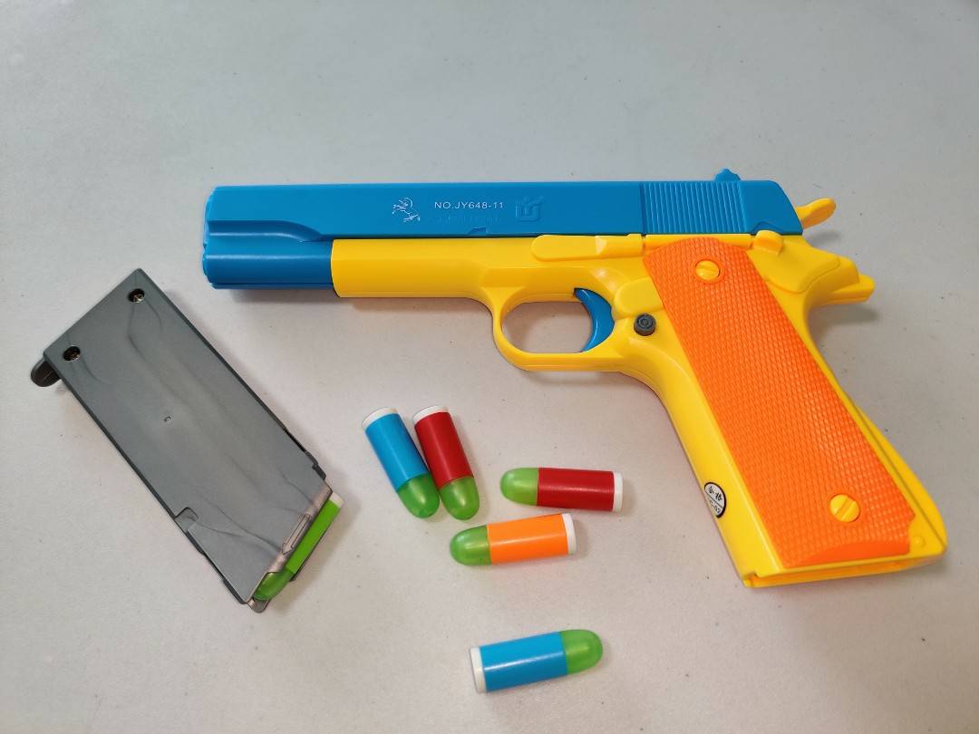 Toy pistol with magazine clearance