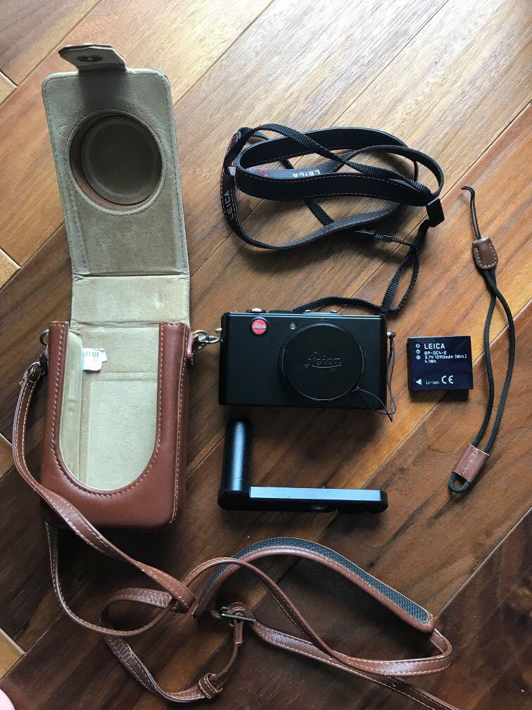 Leica D-lux 4 + handle + leather case （分類：相機袋）位於 Hong Kong。 由 kit.wood 提交（商品編號 1047663583，圖片 1）。簡介： Leica D-lux 4 + handle + leather case ， 新舊可看相condition ＊電子產品交收時試機，確認OK後貨物出門恕不退換。