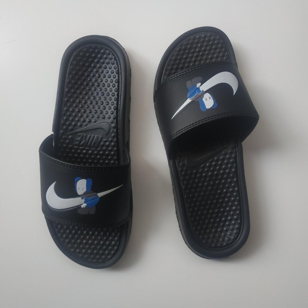Nike benassi online x kaws