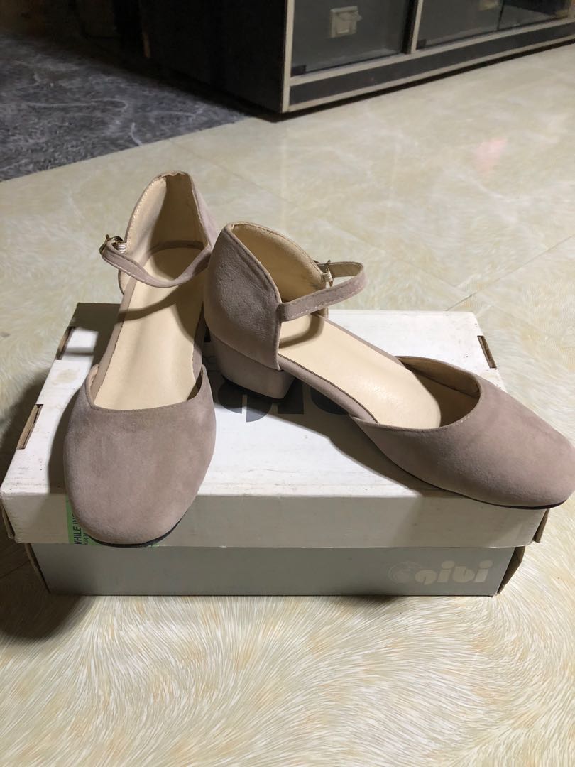 vero cuoio closed toe sandals 1.5 inch heels