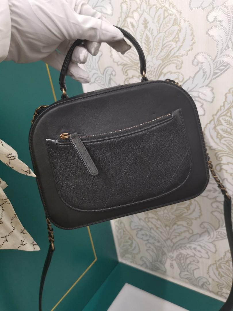 23 Like New Chanel Coco Curve Vanity Case Black Calf with Goatskin aged  GHW, Luxury, Bags & Wallets on Carousell