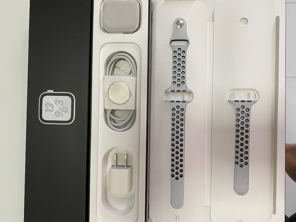 Apple Watch Series 4 Nike 44 mm GPS, Wifi Smart Watch - Silver