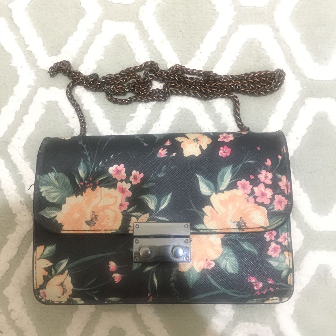 Bershka sling bag, Barang Mewah, Tas & Dompet di Carousell