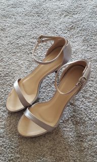 (Category: ) located in . Submitted by ninetenpreloved (Listing ID 1047923803, Image 1). Description: .