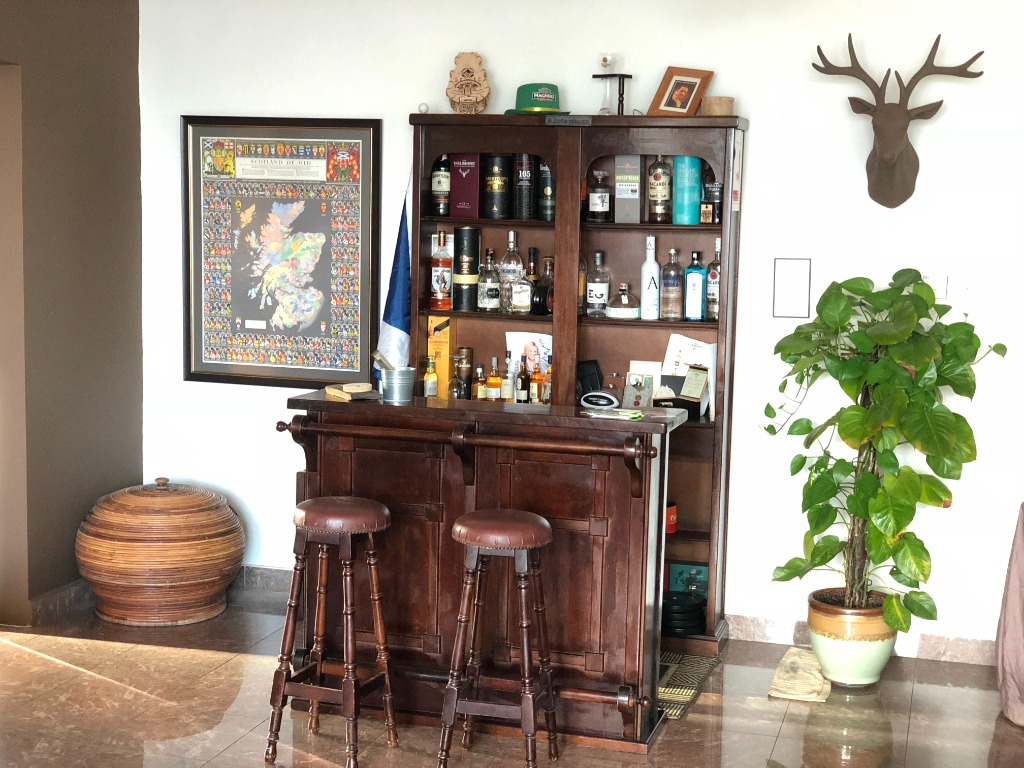 Colonial Style Home Bar Furniture, Colonial Style Wooden Bar Stools