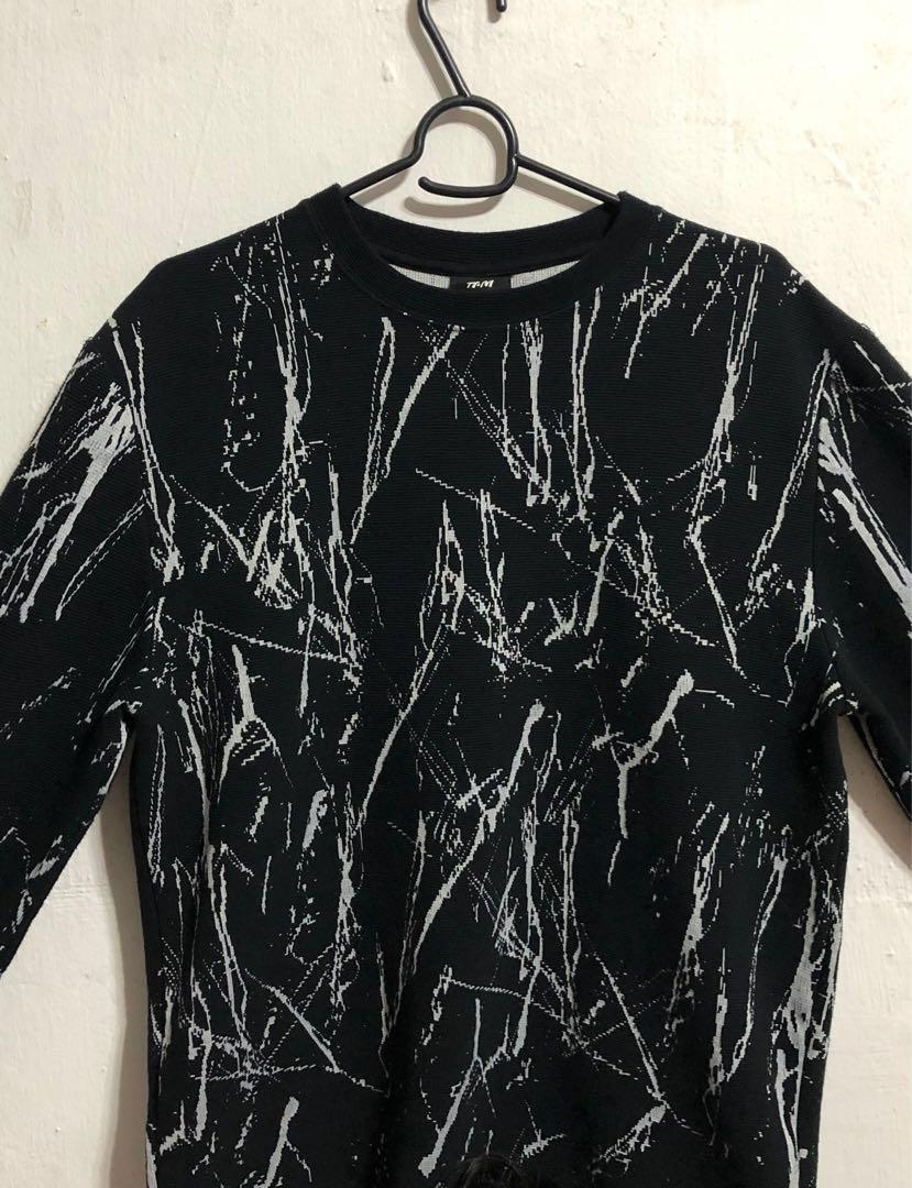 patterned sweater (Category: Coats, Jackets and Outerwear) located in Singapore. Submitted by notso.ordinary (Listing ID 1047894467, Image 1). Description: only used a couple of times, don’t really vibe w it anymore. In good condition. Fits S-M.
