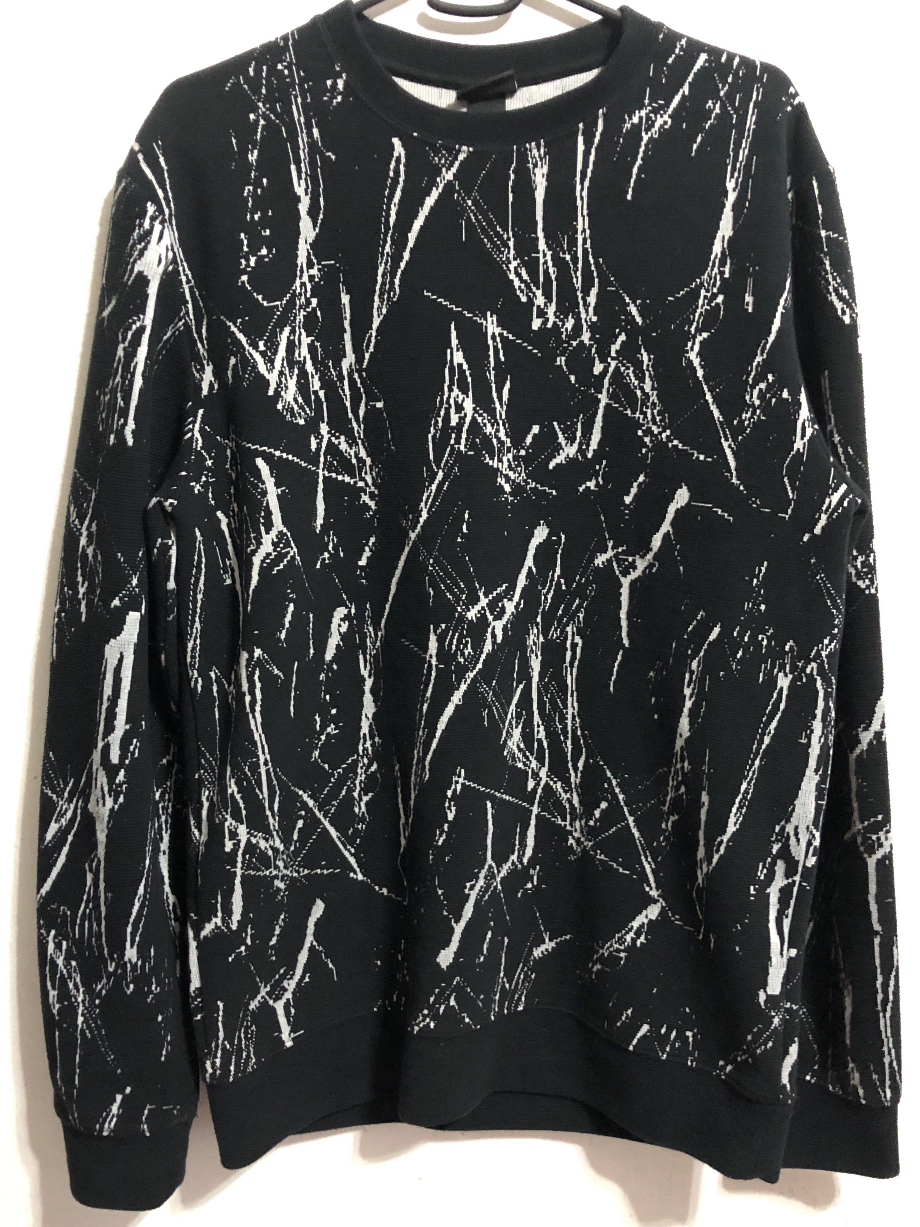 patterned sweater (Category: Coats, Jackets and Outerwear) located in Singapore. Submitted by notso.ordinary (Listing ID 1047894467, Image 2). Description: only used a couple of times, don’t really vibe w it anymore. In good condition. Fits S-M.