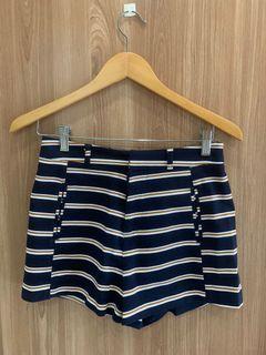Celana pendek garis