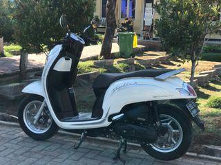 Honda Scoopy ISS 2019 white black favorite