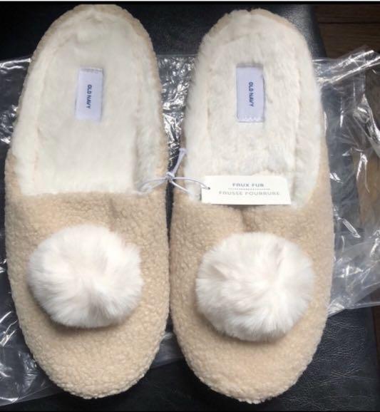 Old navy hotsell pom pom slippers