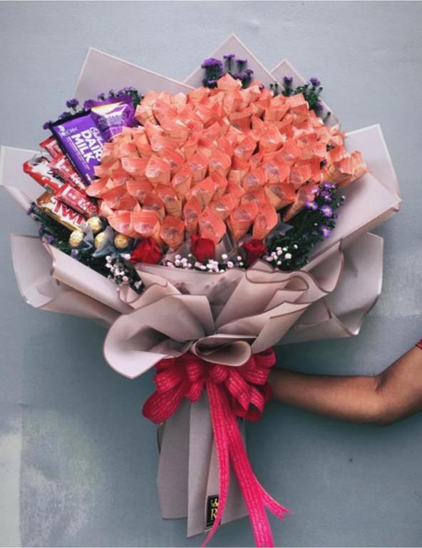 Flowers with chocolate and balloon arrangement/Gubahan Bunga