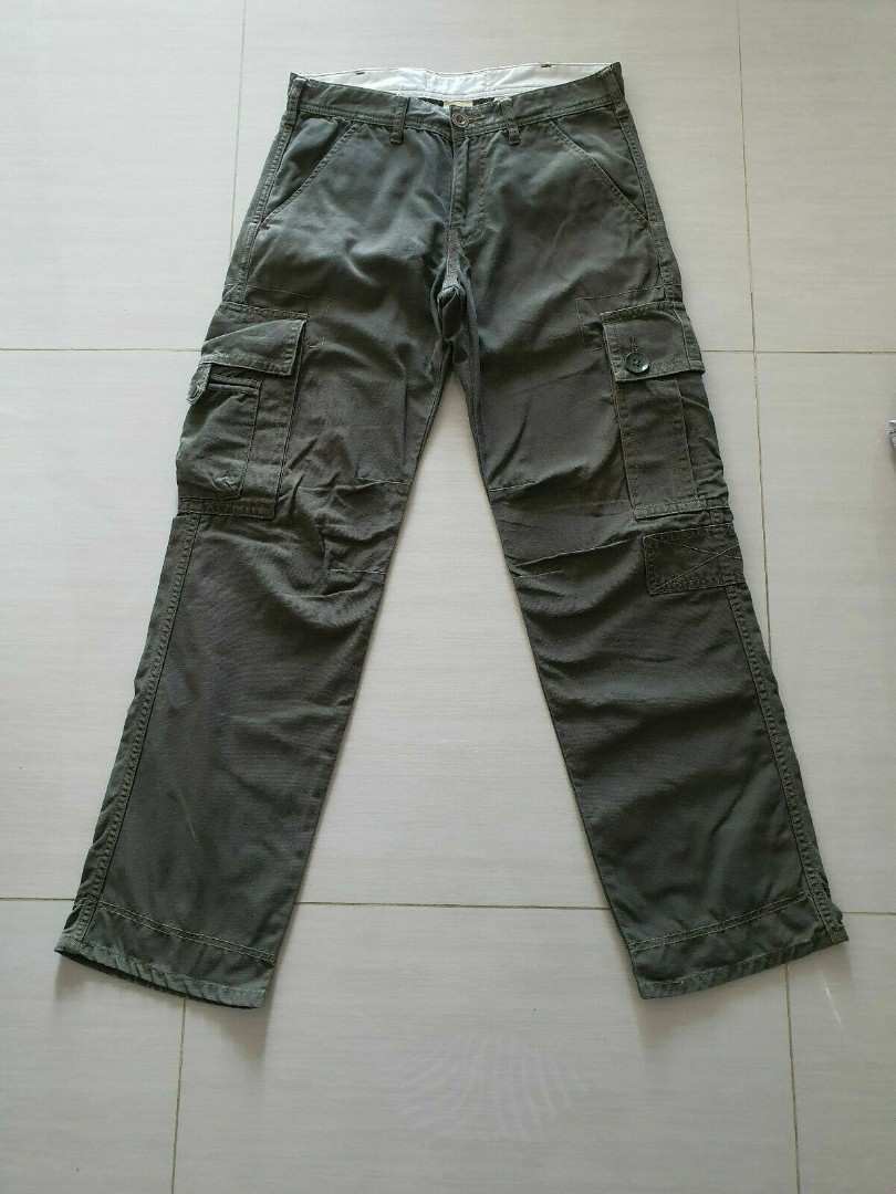Levi's Olive Green Cargo Pants 30 x 32, Men's Fashion, Bottoms, Jeans on  Carousell