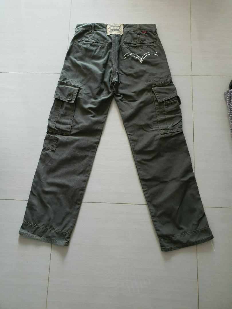 Levi's Olive Green Cargo Pants 30 x 32, Men's Fashion, Bottoms, Jeans on  Carousell