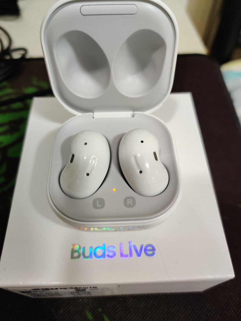 Samsung buds store live white