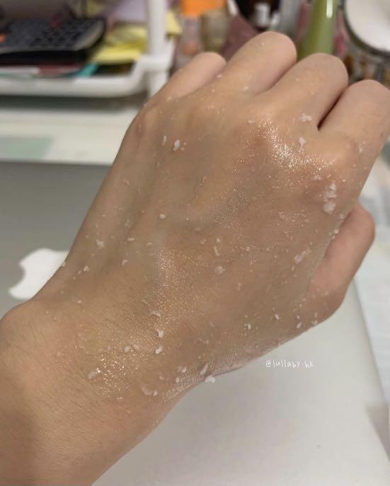 Sidmool Peeling Gel （分類：面部 - 面部護理）位於 Hong Kong。 由 little_one_things 提交（商品編號 1055017993，圖片 3）。簡介： 📣新品速遞 ✨Sidmool 綠茶去角質啫喱✨ 堪稱韓國去角質第一🎉Sidmool 係韓國小眾品牌～喺國內知名度算高💓 佢哋品牌係源於2006年！ 以安全成分溫和，自然無害‼️ 為牌子嘅理念～超欣賞佢哋係完全唔做廣告 所以喺國內好少人識呢個牌子！佢哋完全係靠口碑😚 🍃成分： -濟州島綠茶提取物綠茶素含量10%以上 -茶多酚 -兒茶素 👆🏻有一定殺菌消炎效果 👉🏻吱出嚟係乳白色半透明啫喱質地 👉🏻含有小粒更好清潔肌膚 👉🏻促進新陳代謝 👉🏻提亮膚色 ✨功效： ✅去除皮膚角質 ✅同時保濕同溫和清潔 ✅清潔皮膚毛孔垃圾促進護膚產品吸收 ✅除咗塊面手踭等關節位都可以用 ‼️建議卸妝洗面後用 ‼️一個星期用兩至三次 Pre order $55 原價：$65 仲要係120ml 呢