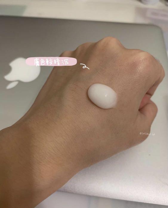 Sidmool Peeling Gel （分類：面部 - 面部護理）位於 Hong Kong。 由 little_one_things 提交（商品編號 1055017993，圖片 2）。簡介： 📣新品速遞 ✨Sidmool 綠茶去角質啫喱✨ 堪稱韓國去角質第一🎉Sidmool 係韓國小眾品牌～喺國內知名度算高💓 佢哋品牌係源於2006年！ 以安全成分溫和，自然無害‼️ 為牌子嘅理念～超欣賞佢哋係完全唔做廣告 所以喺國內好少人識呢個牌子！佢哋完全係靠口碑😚 🍃成分： -濟州島綠茶提取物綠茶素含量10%以上 -茶多酚 -兒茶素 👆🏻有一定殺菌消炎效果 👉🏻吱出嚟係乳白色半透明啫喱質地 👉🏻含有小粒更好清潔肌膚 👉🏻促進新陳代謝 👉🏻提亮膚色 ✨功效： ✅去除皮膚角質 ✅同時保濕同溫和清潔 ✅清潔皮膚毛孔垃圾促進護膚產品吸收 ✅除咗塊面手踭等關節位都可以用 ‼️建議卸妝洗面後用 ‼️一個星期用兩至三次 Pre order $55 原價：$65 仲要係120ml 呢