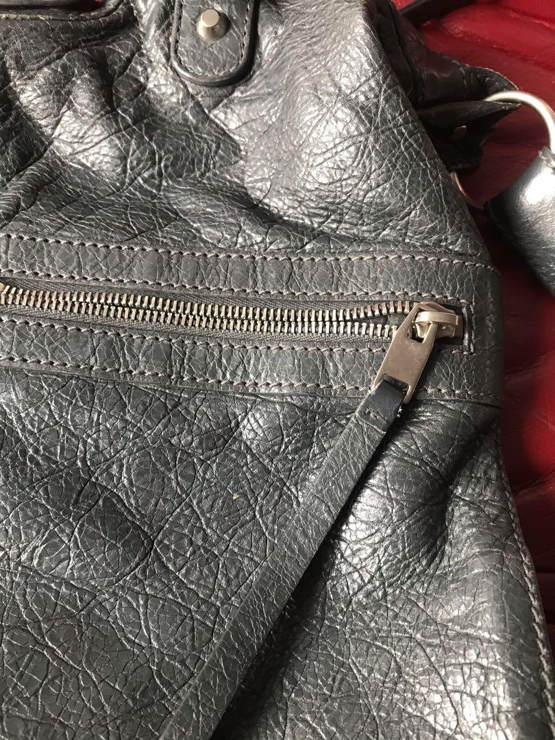 BALENCIAGA Arena leather messenger bag (Category: Luxury Bags & Wallets) located in Marikina City. Submitted by allaboutbranded.ph (Listing ID 1055275608, Image 2). Description: Good condition With dust bag See each photos for details .