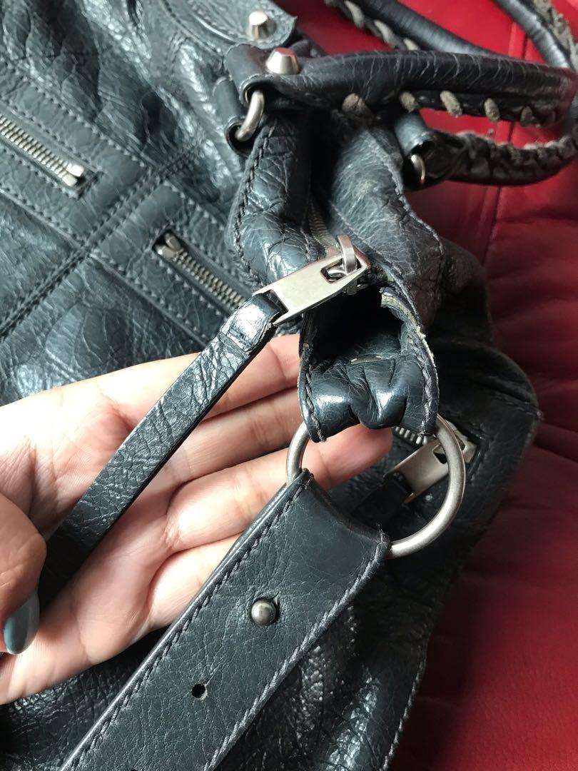 BALENCIAGA Arena leather messenger bag (Category: Luxury Bags & Wallets) located in Marikina City. Submitted by allaboutbranded.ph (Listing ID 1055275608, Image 3). Description: Good condition With dust bag See each photos for details .