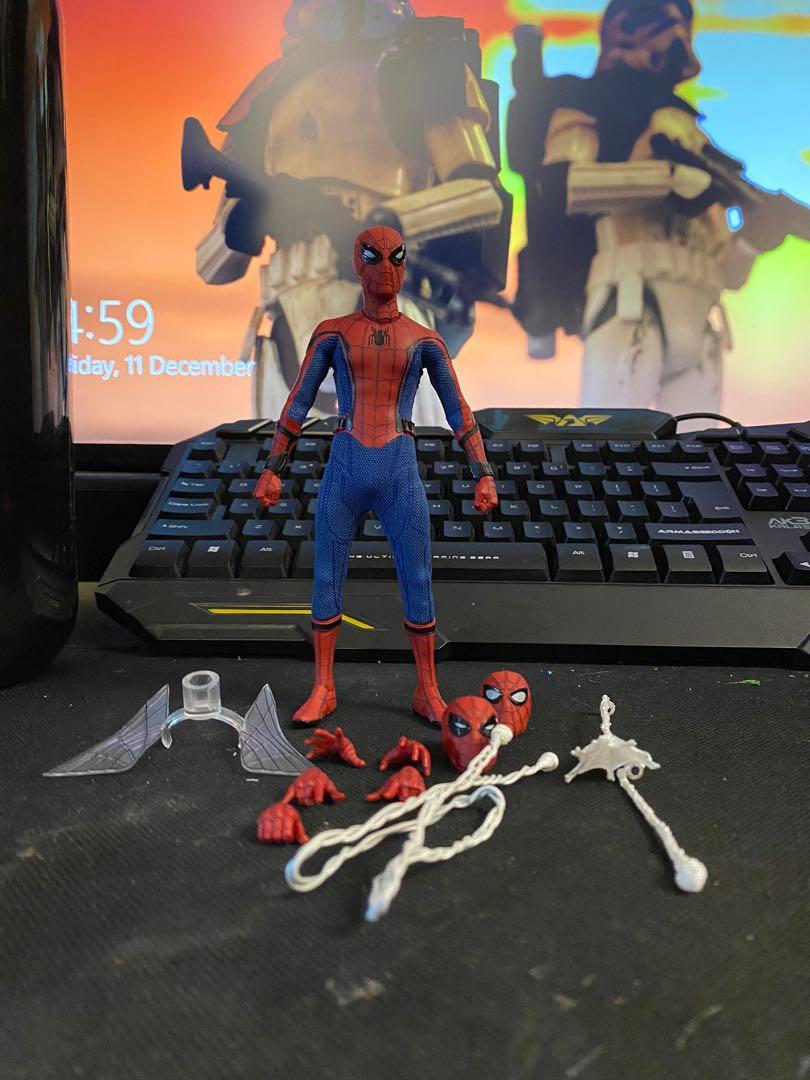Mezco spider man store homecoming tech suit